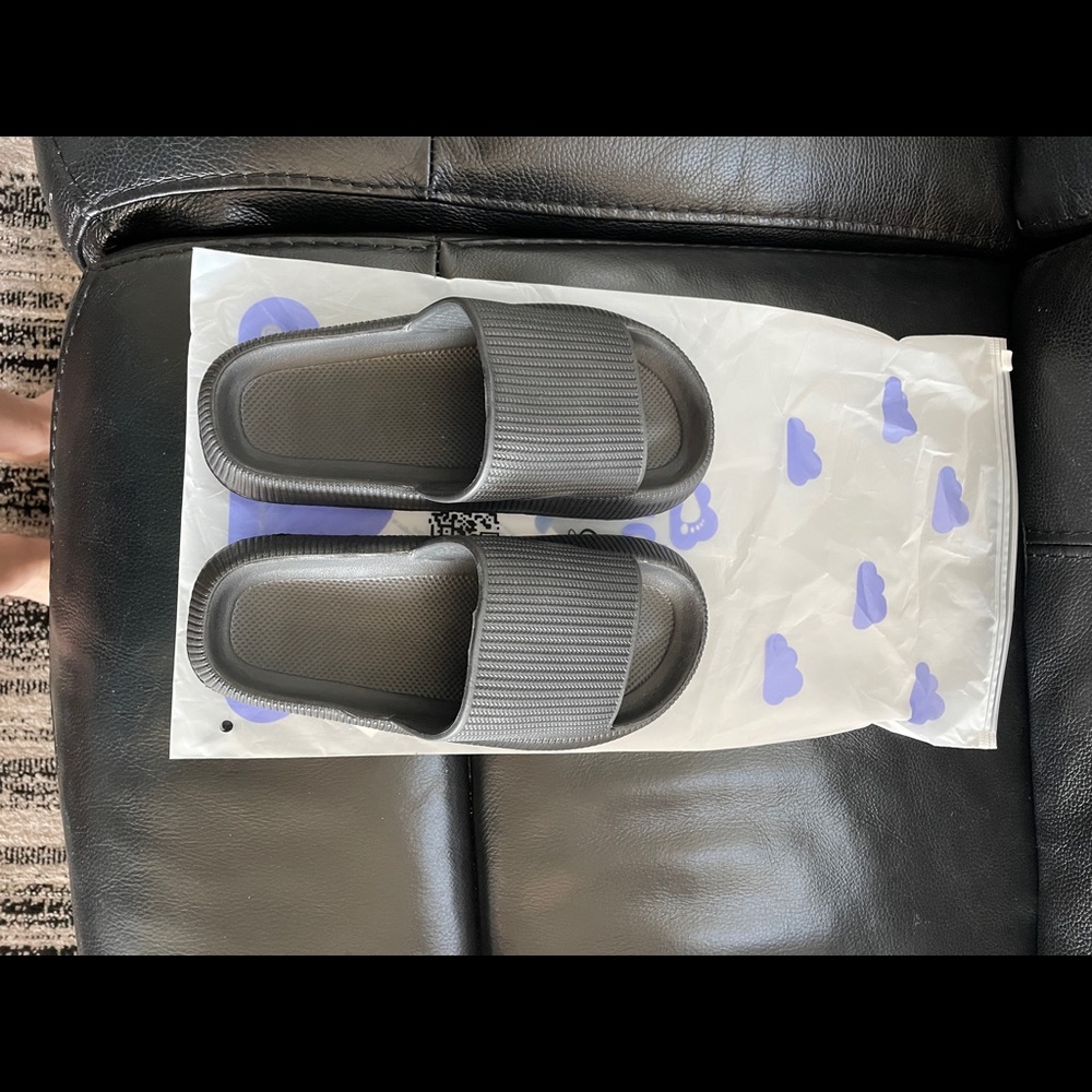 The Cloudies Original Pillow Slides Slip-on Comfort (Black) Women Size 5